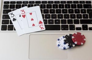 Online-Poker - Chips und Karten auf dem (CC BY 2.0) by marcoverch