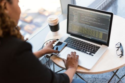 Woman with laptop - Photo by Christina Morillo from Pexels