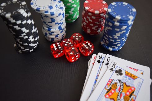 Casinos - playing cards - dice - Image Pixabay