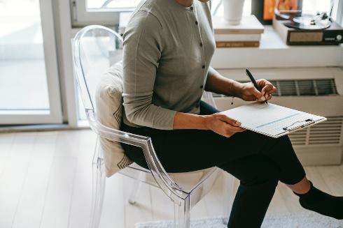 Woman with clipboard - Photo by Alex Green on Pexels