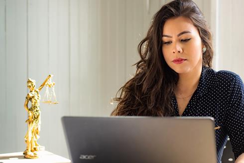 Business woman with laptop - Photo by Mateus Campos Felipe on Unsplash