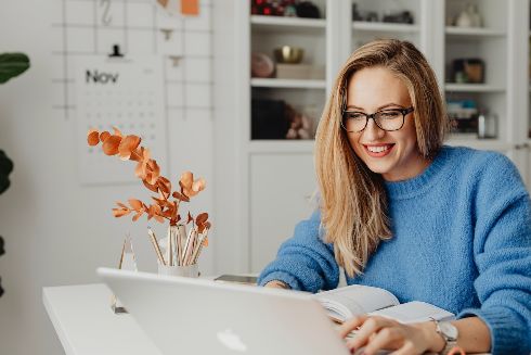 Woman with laptop happy - Photo by Karolina Grabowska on Pexels