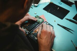 Mobile phone repair - Photo by Kilian Seiler on Unsplash